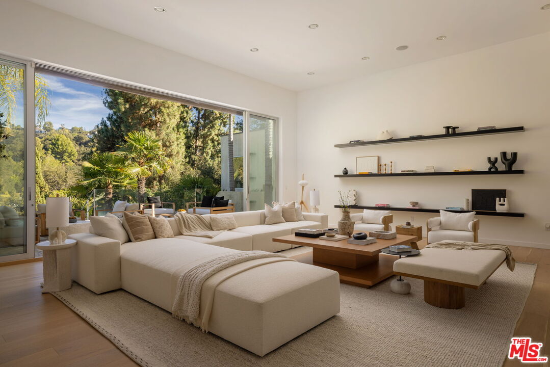 Property Photo: 2731 Hutton Dr CA 90210