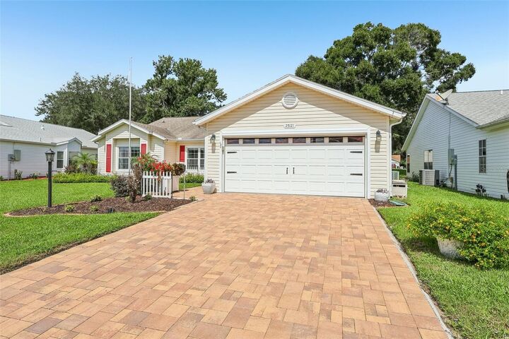 Property Photo: 25121 Meriweather Road FL 34748
