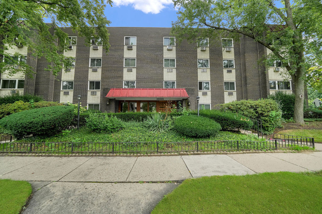 Property Photo: 10015 Beverly Drive 404 IL 60076