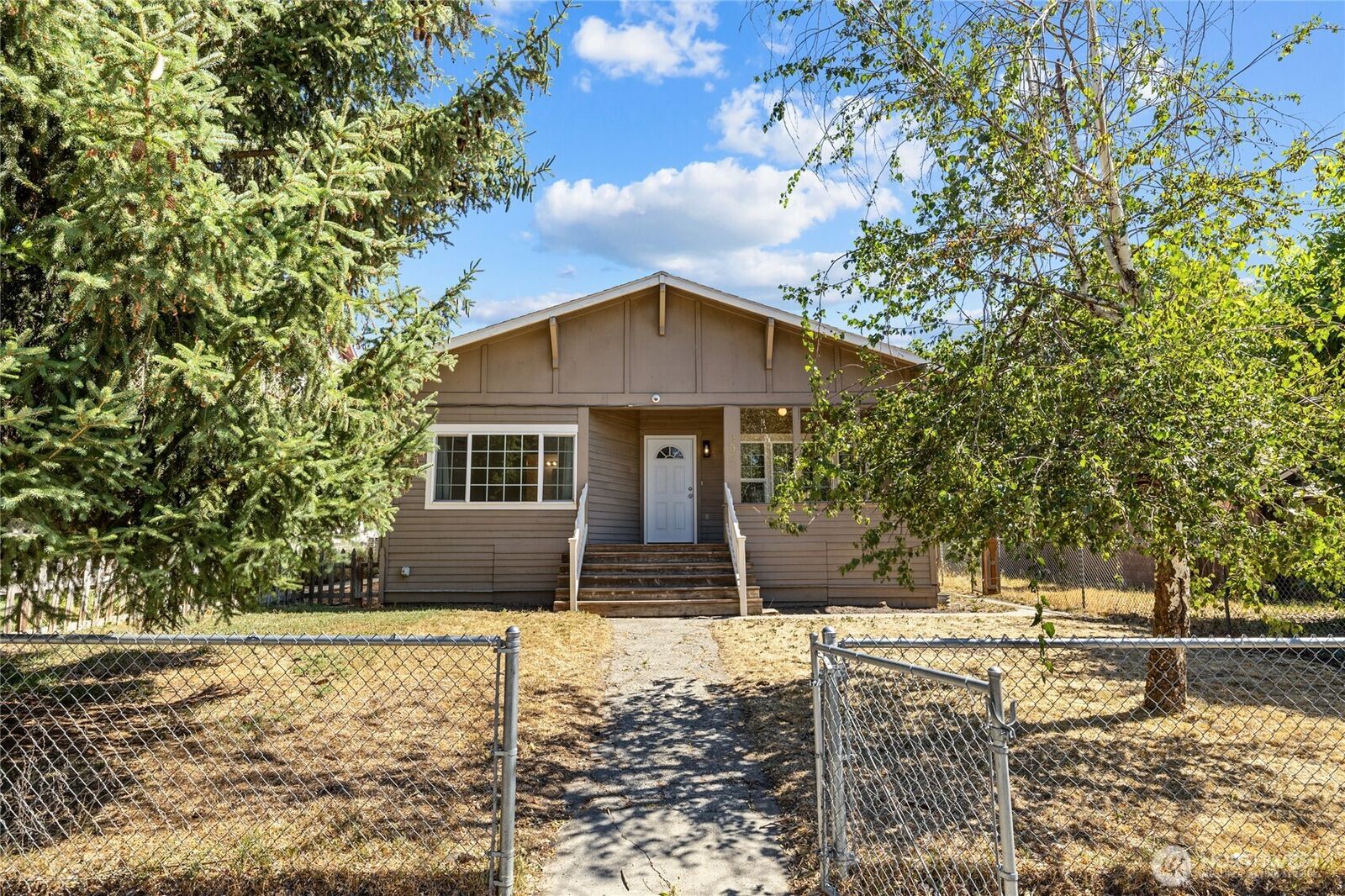 Property Photo: 402 S Pearl Street WA 98926