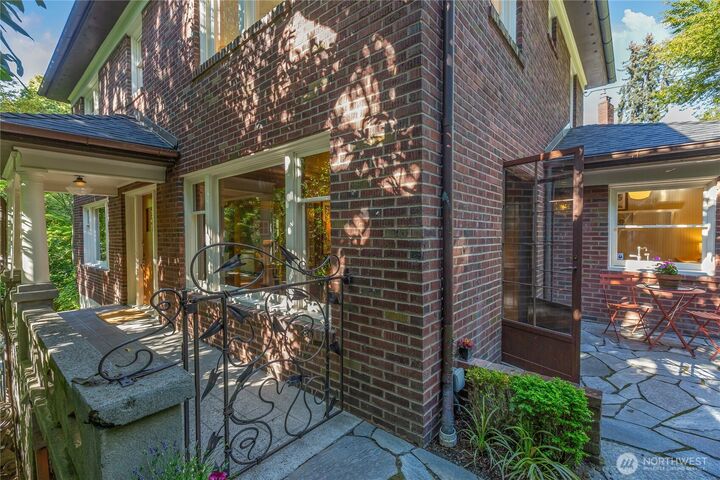 Property Photo:  2306  Lake Park Drive S  WA 98144 