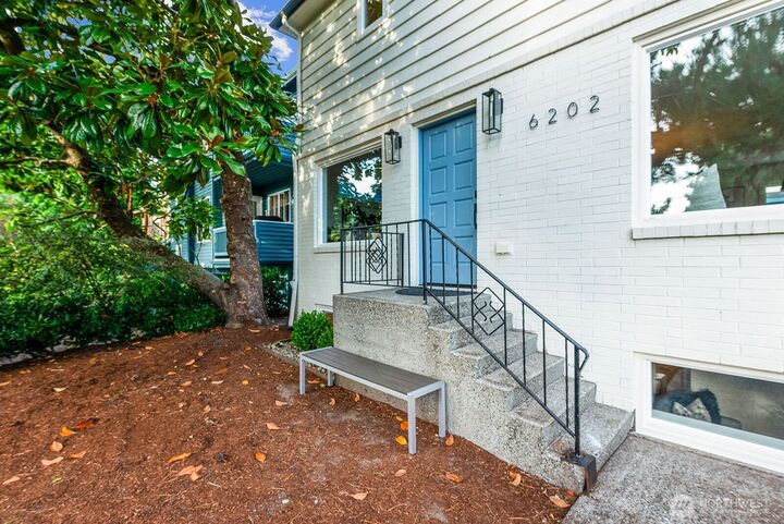 Property Photo:  6202  Ravenna Avenue NE  WA 98115 