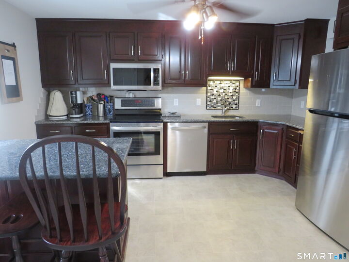 Property Photo:  32 Pickering Lane 32  CT 06109 
