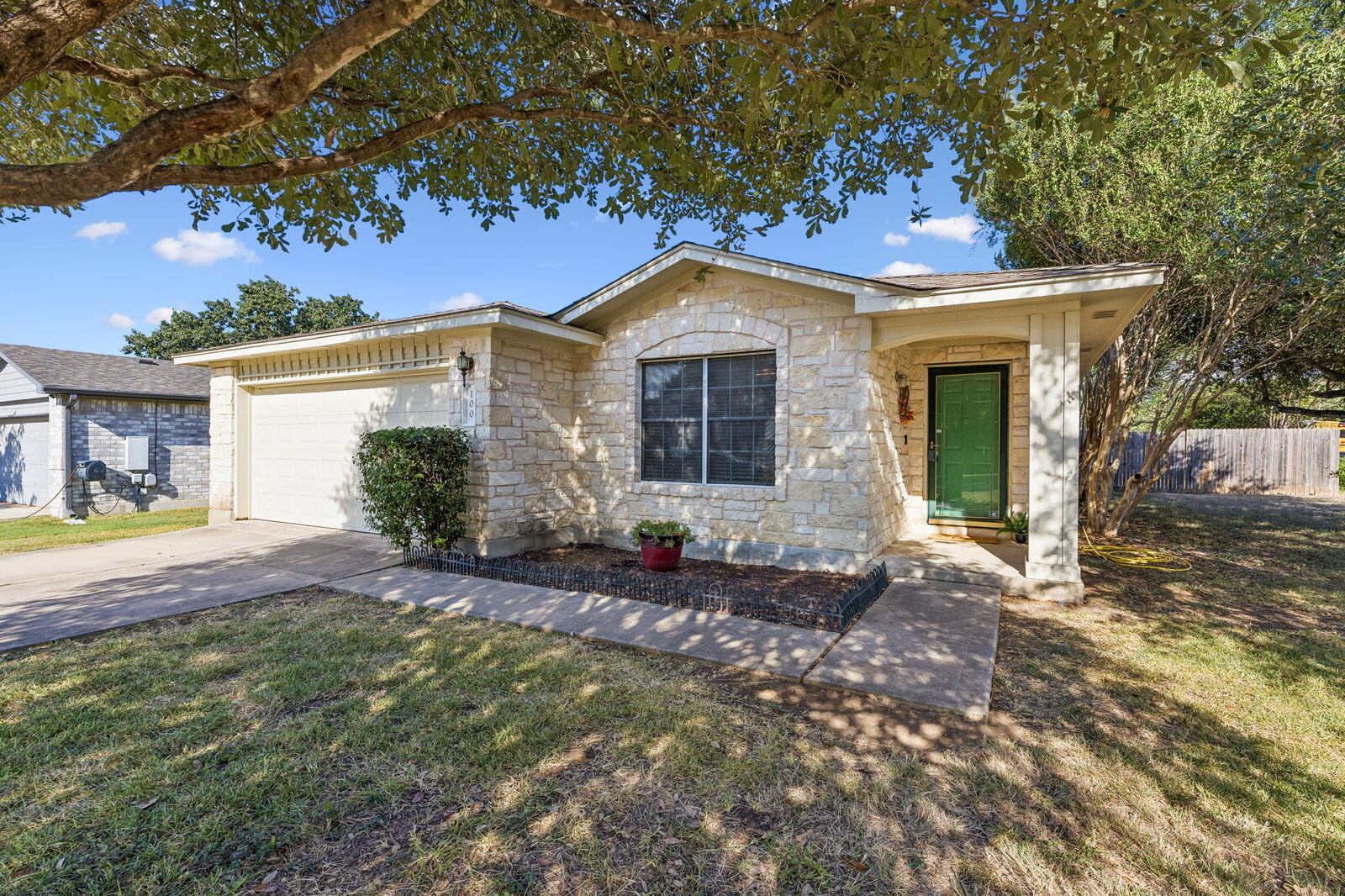 Property Photo:  100 Devons Cove  TX 78610 