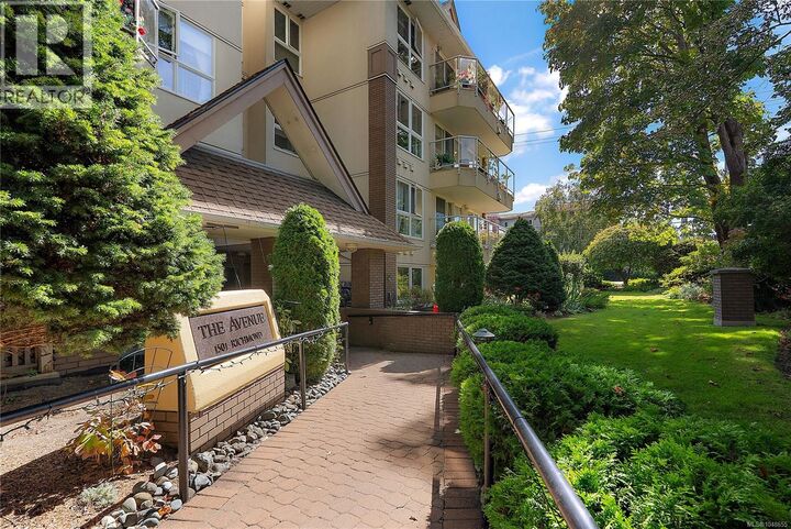 Property Photo: 1501 Richmond Avenue 204 BC V8R 4P7