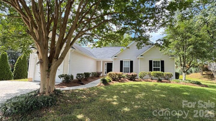 Property Photo: 104 S Willow Court NC 28120