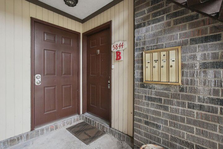 Property Photo:  5844 Hallridge Circle  OH 43232 