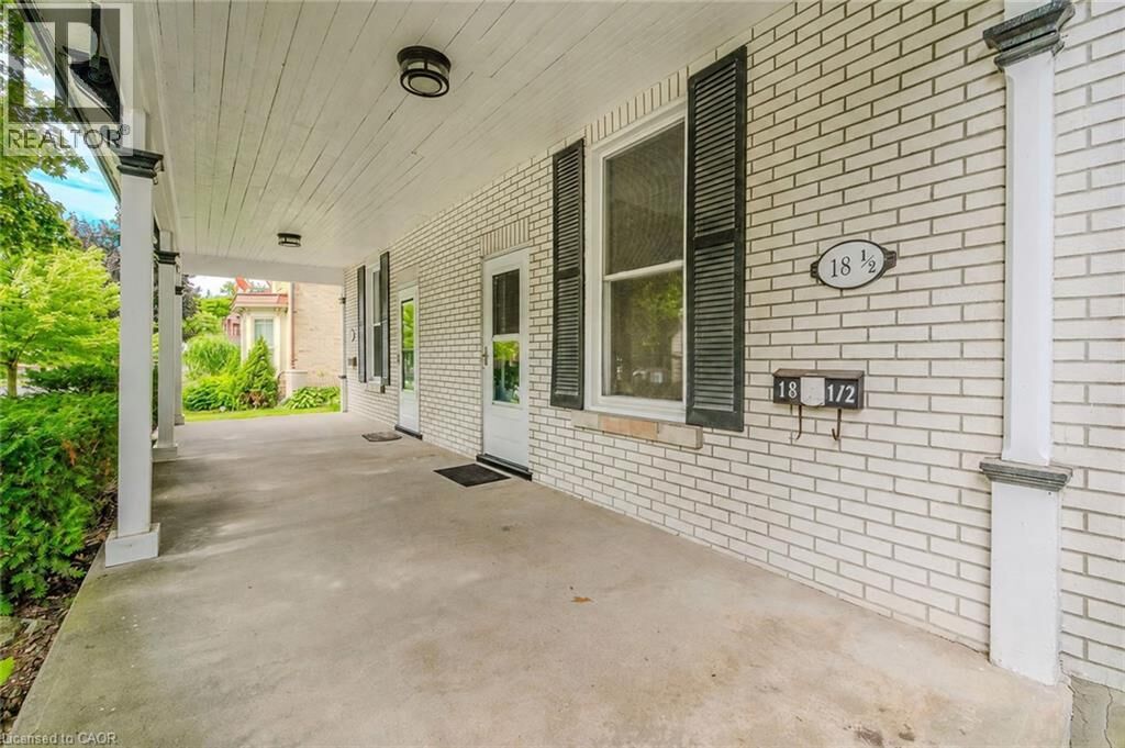 Property Photo:  18 Oak Street 1/2  ON N1R 4K6 