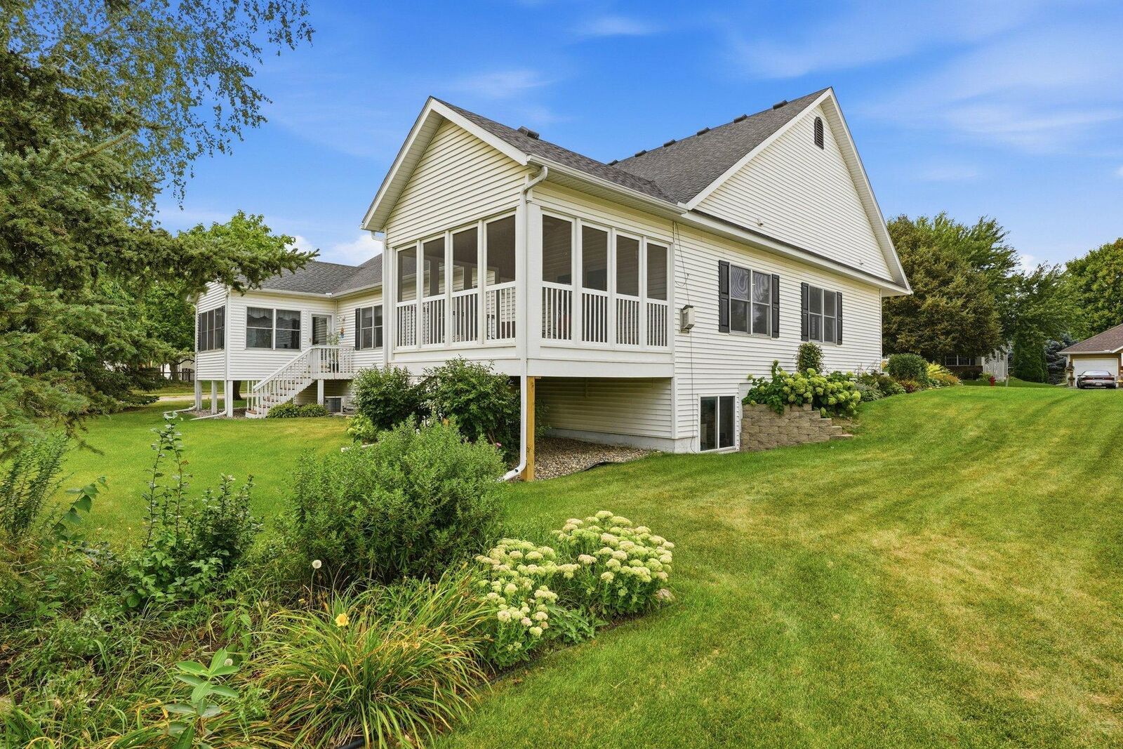 Property Photo:  802 Saint Lawrence Drive  MN 55057 