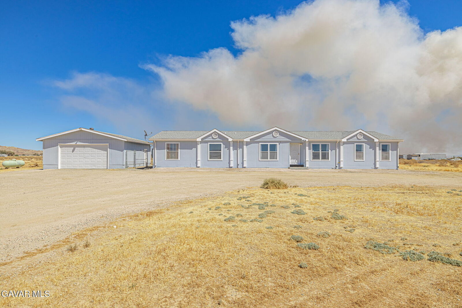 Property Photo: 2084 W 50th Street CA 93560