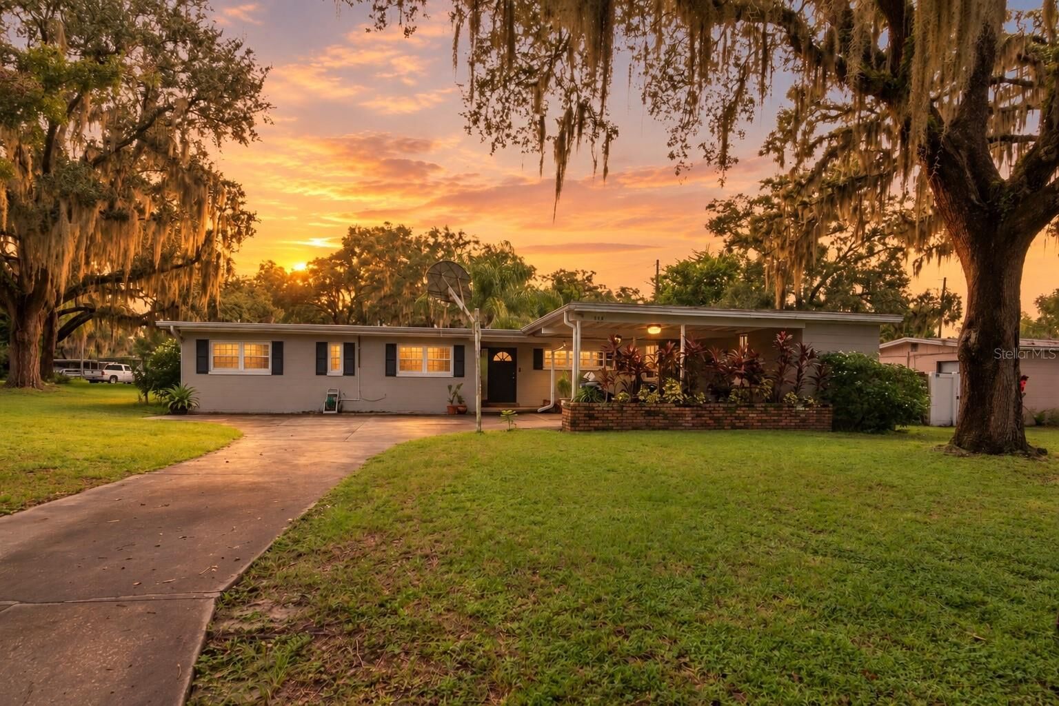 Property Photo: 416 Broxburn Avenue FL 33617