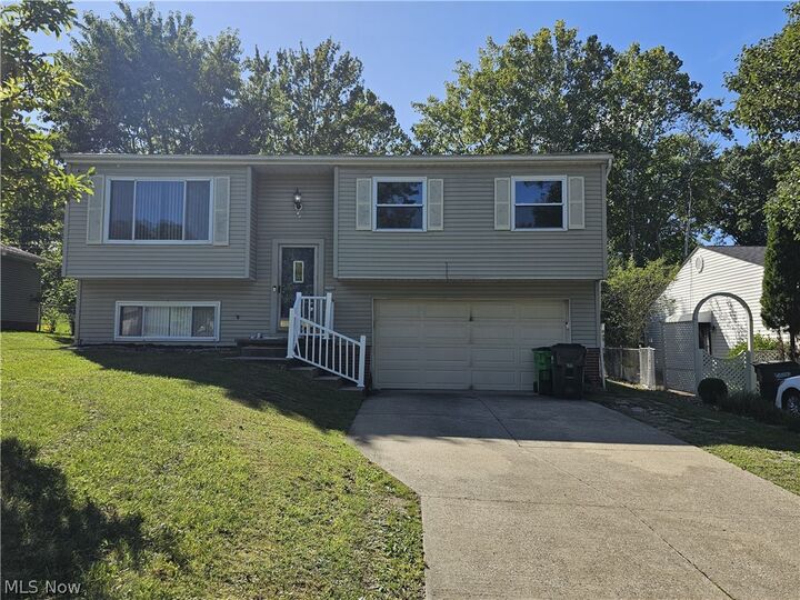 Property Photo: 6698 Hedgeline OH 44146