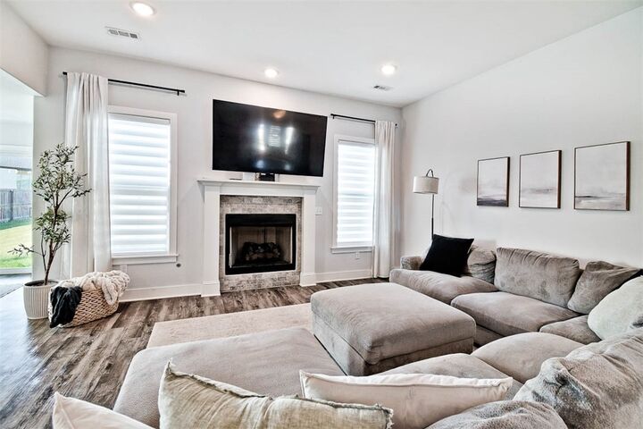 Property Photo:  330 W Taverner Xing  AR 72730 