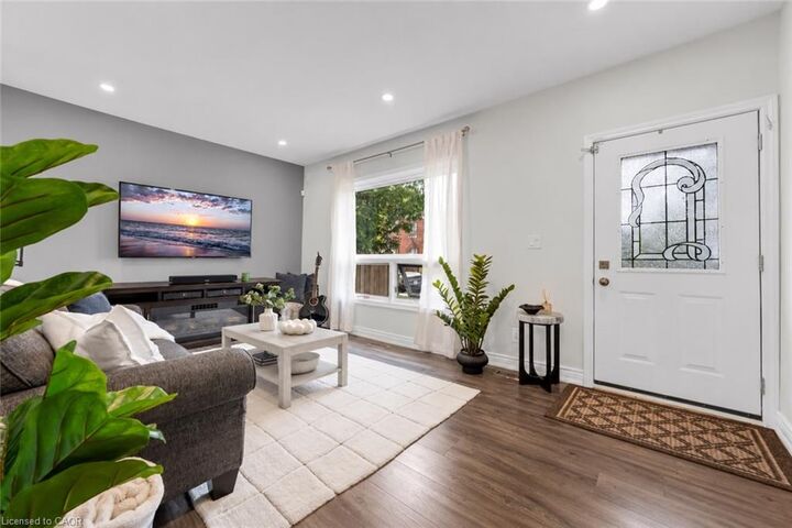 Property Photo:  175 Wellington Street  ON N3S 3Z1 