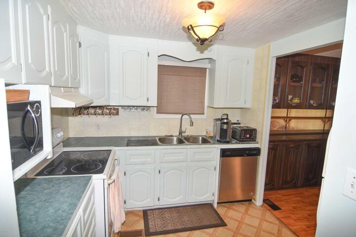 Property Photo:  822 Bayview Road  AB T1P 1C9 