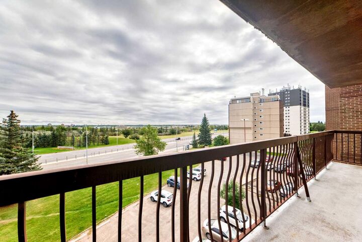 Property Photo:  5 Berkeley Place W 517  AB T1K 5M9 