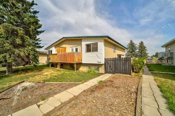 Property Photo:  2009 23 Street N  AB T1H 4K3 