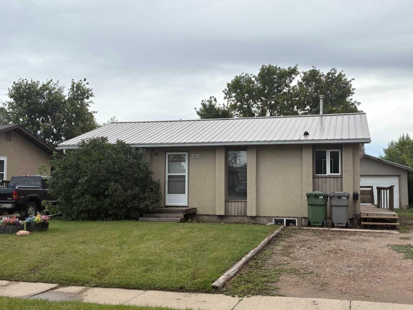 Property Photo:  3419 49 Avenue  SK S9V 2A2 