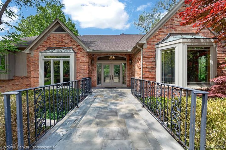 Property Photo:  2076 Shore Hill Court  MI 48323 