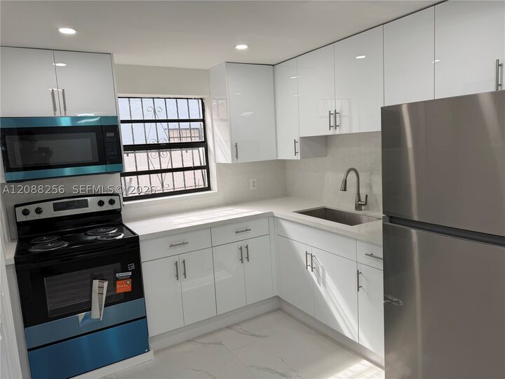 Property Photo:  595 E 8th St 595  FL 33010 