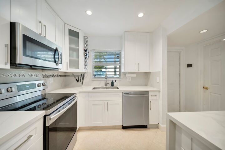 Property Photo: 2801 N 34 Ave FL 33021