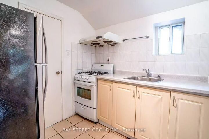 Property Photo:  66 Euclid Avenue 2nd Floor  ON M6J 2J9 