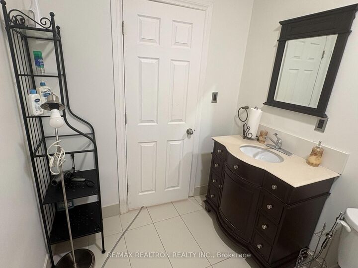 Property Photo:  198 Centre Street Lower  ON L4J 1G6 