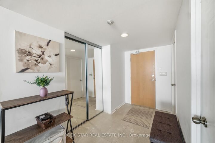 Property Photo:  5 Kenneth Avenue 701  ON M2N 6M7 