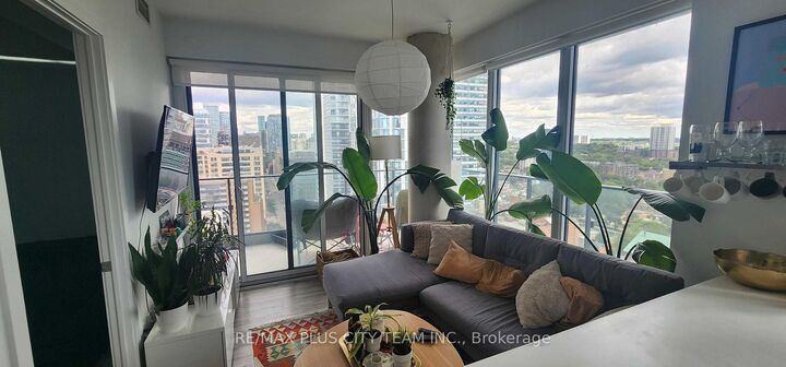 Property Photo:  77 Shuter Street 2210  ON M5B 0B8 
