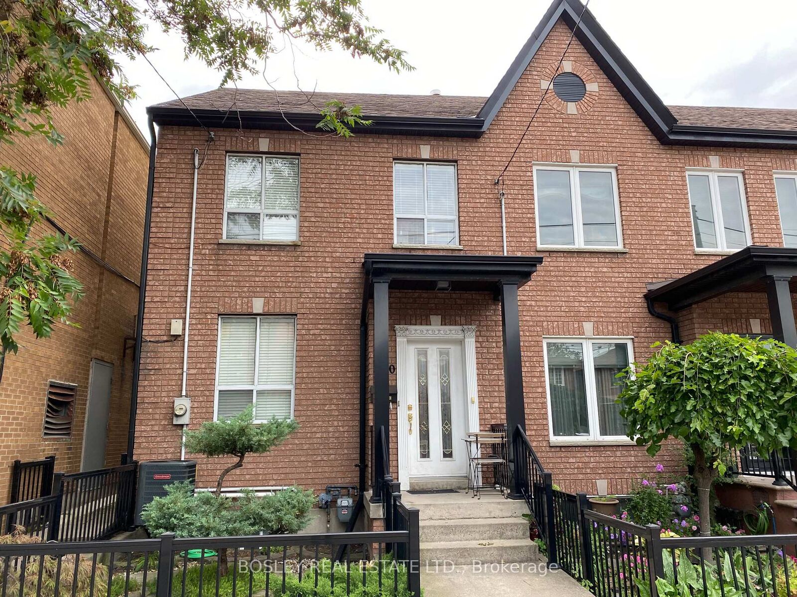 Property Photo:  260 Ossington Avenue Main  ON M6J 3A2 