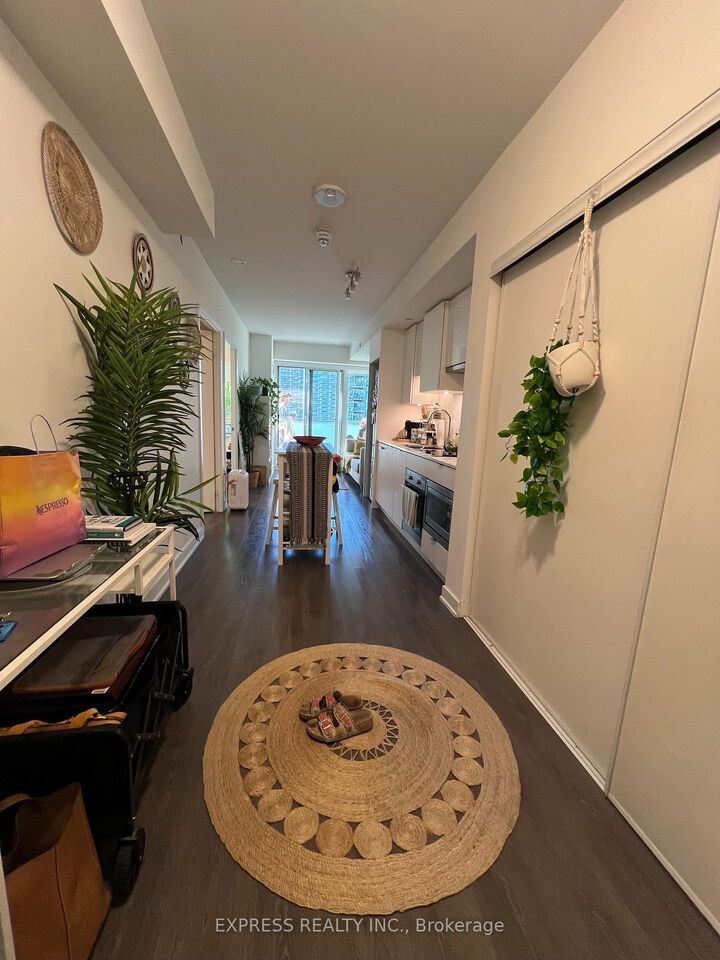 Property Photo: 99 Broadway Avenue 1601 ON M4P 0E4
