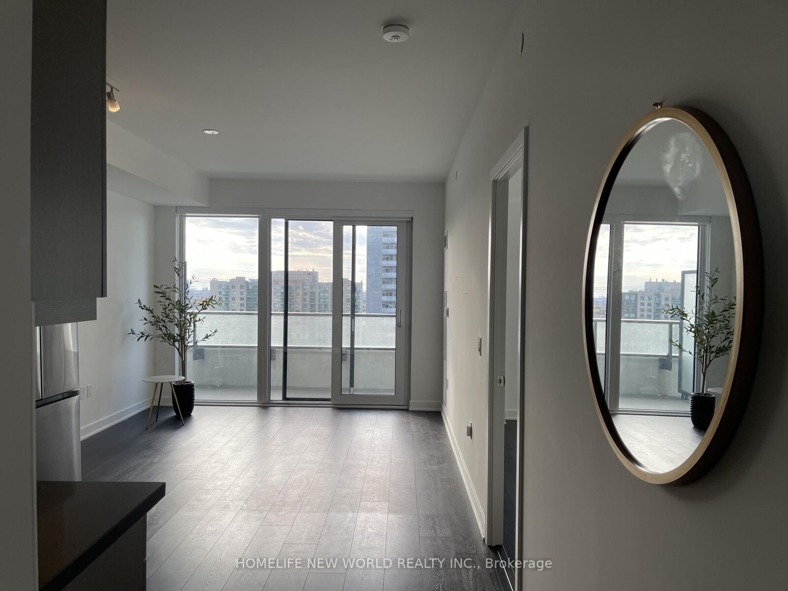 Property Photo: 105 Oneida Crescent S 1209 ON L4B 0H6