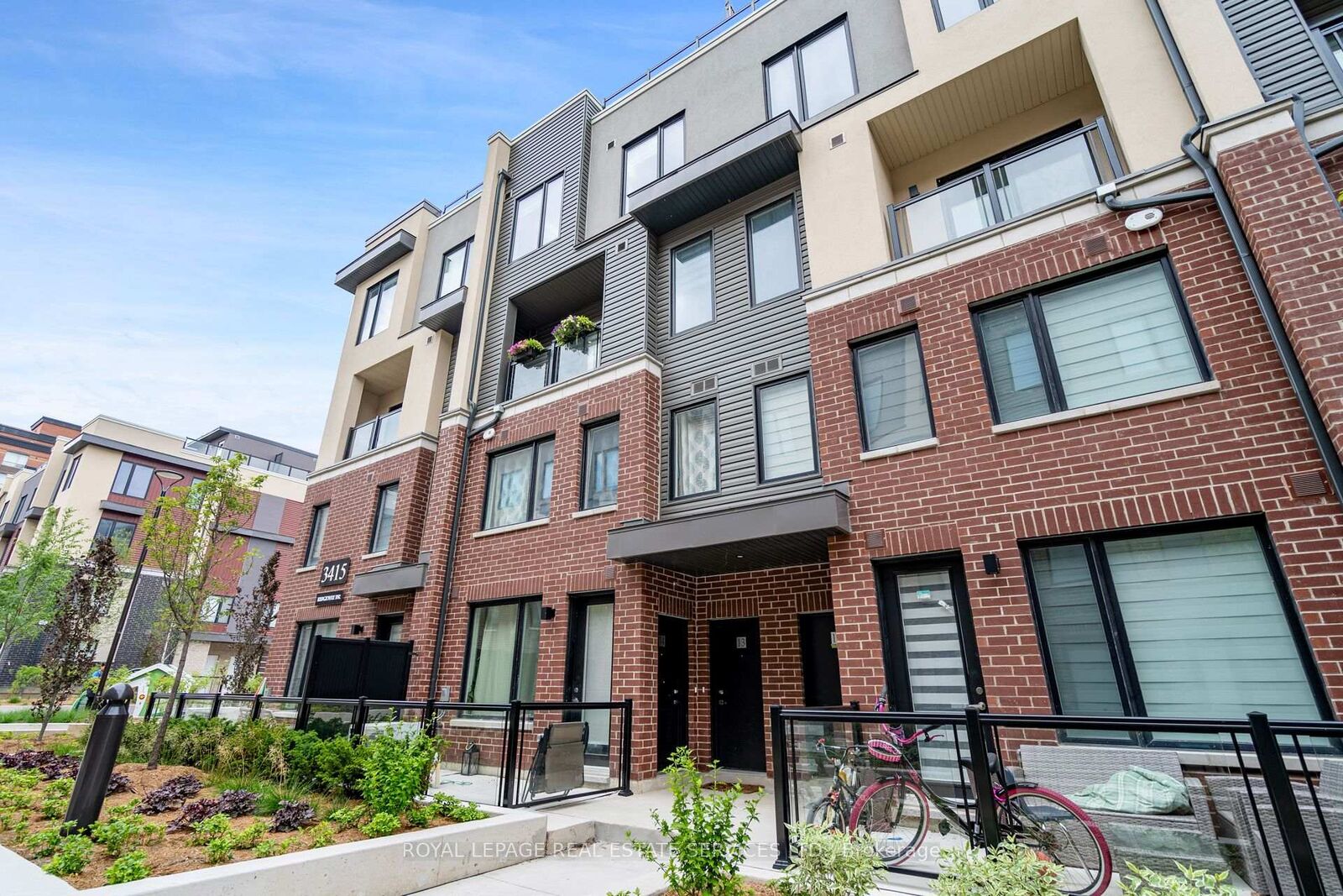 Property Photo:  3425 Ridgeway Drive 11  ON L5L 0B9 