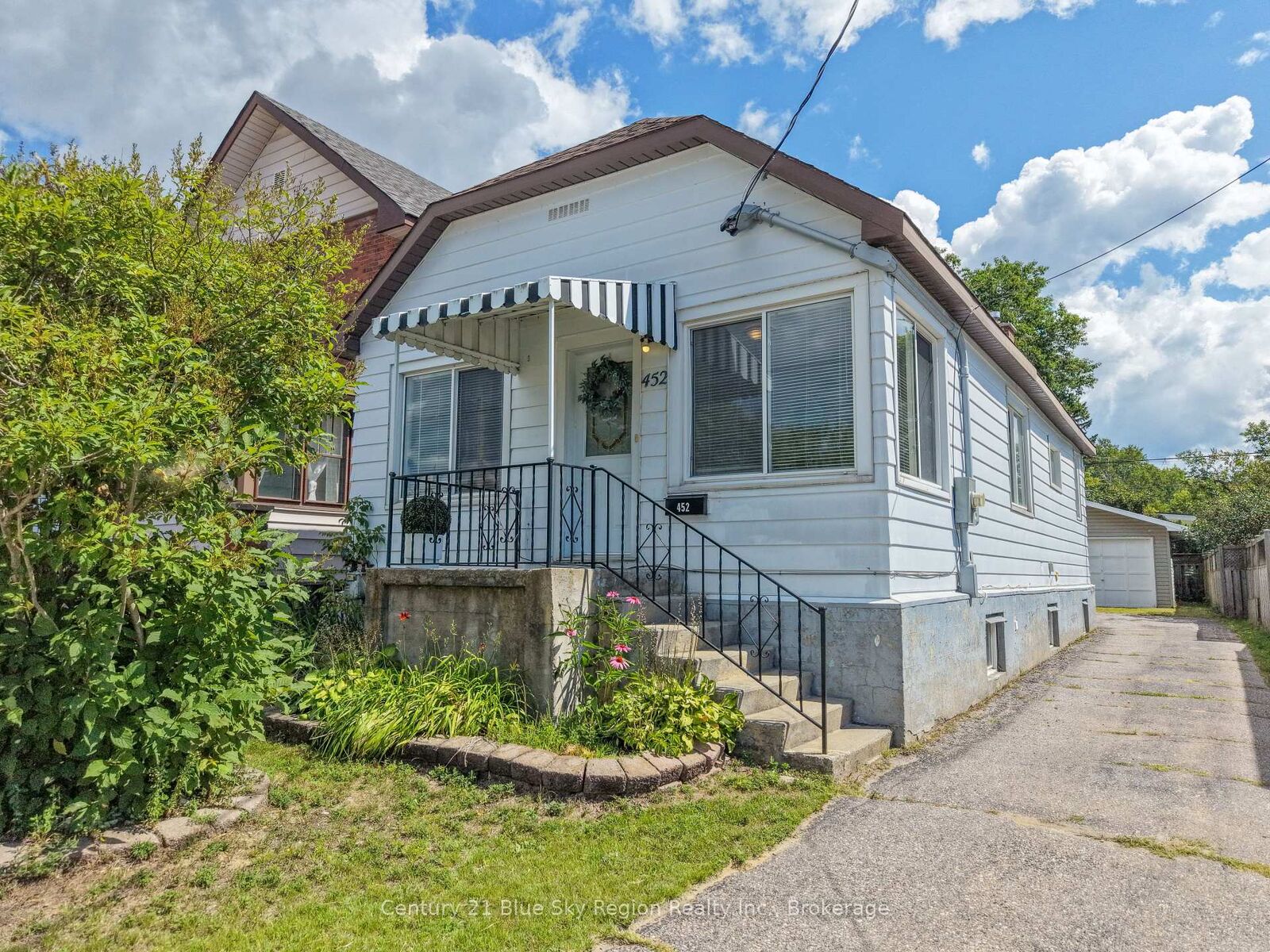 Property Photo:  452 King Street W  ON P1B 6A2 