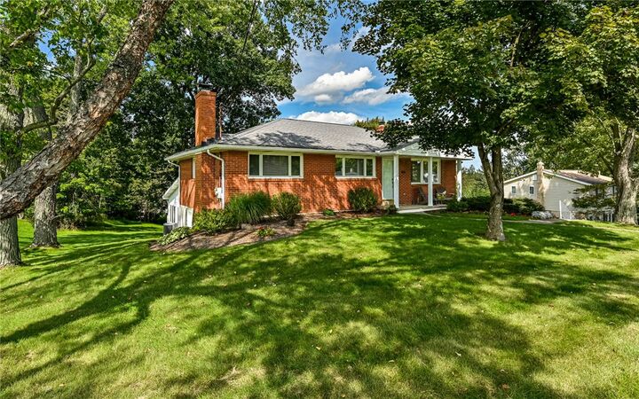 Property Photo: 401 N Pine Cir PA 15044