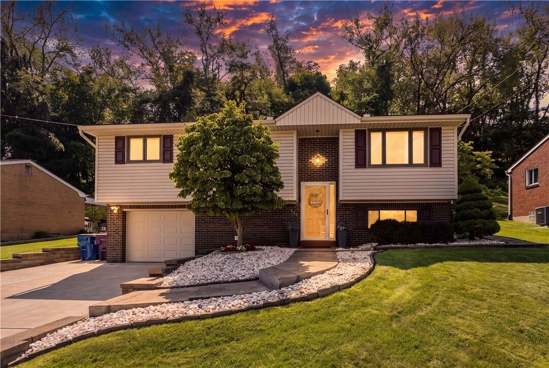 Property Photo:  470 Crestview Dr  PA 15239 