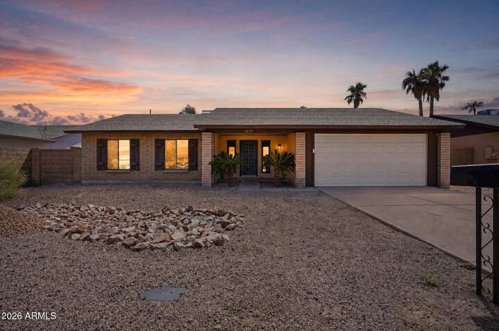 Property Photo:  1029 W Carter Drive  AZ 85282 