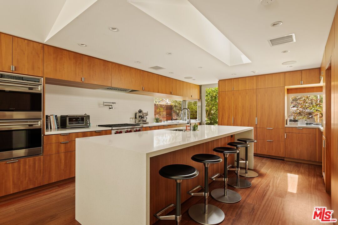 Property Photo:  840 Leonard Rd  CA 90049 