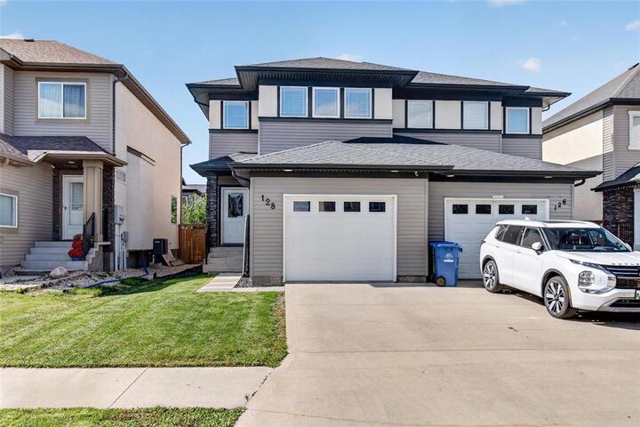Property Photo:  128 Larry Vickar Drive  MB R3W 0K4 
