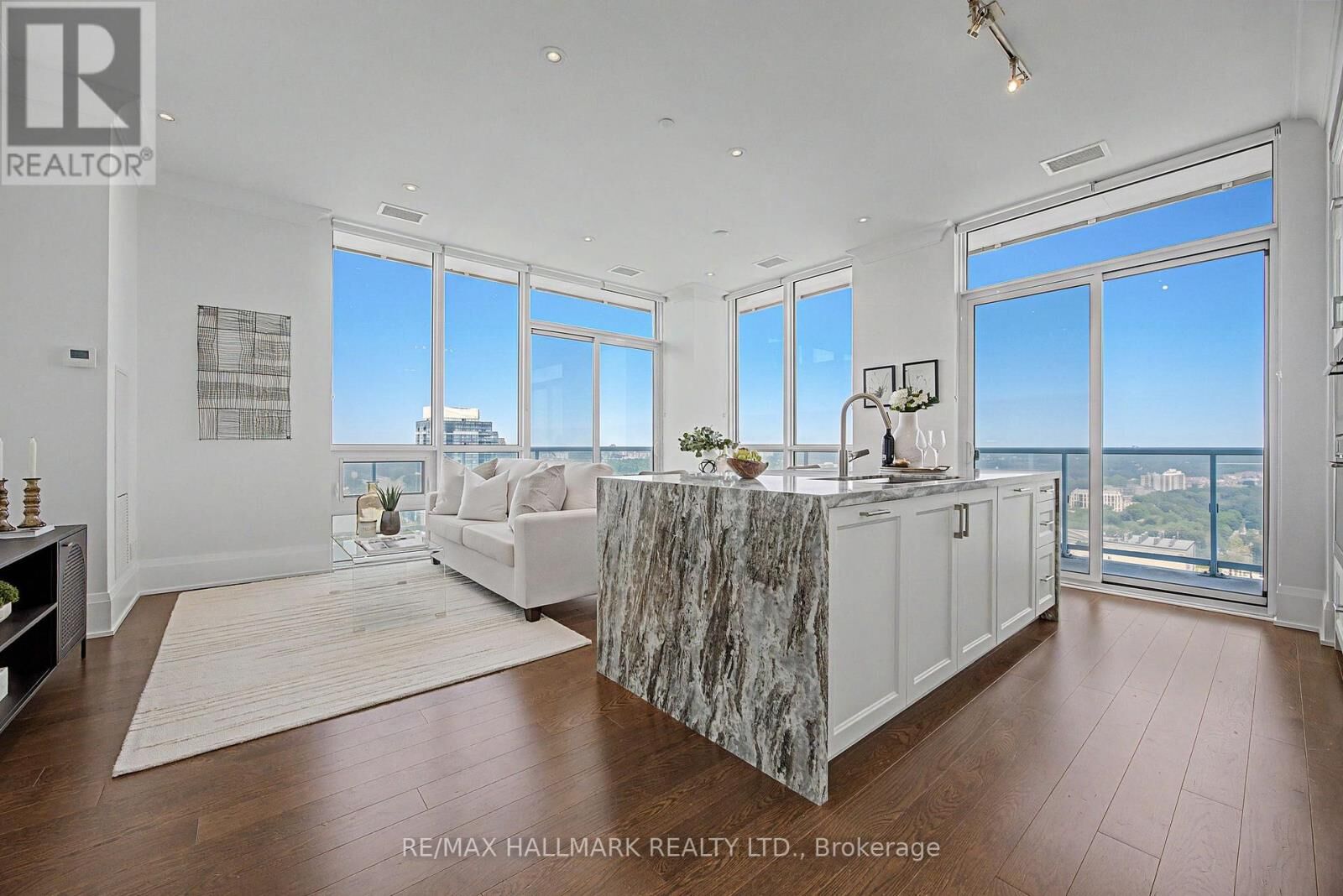 Property Photo:  101 Erskine Avenue Ph15  ON M4P 0C5 