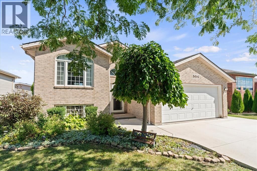 Property Photo:  584 Pettypiece Drive  ON N9V 4C9 