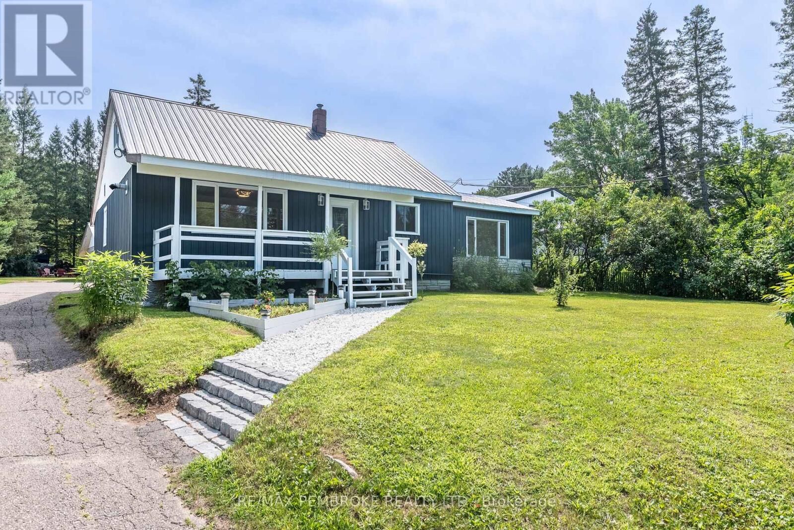 Property Photo:  32560 Highway Highway  ON K0J 1P0 