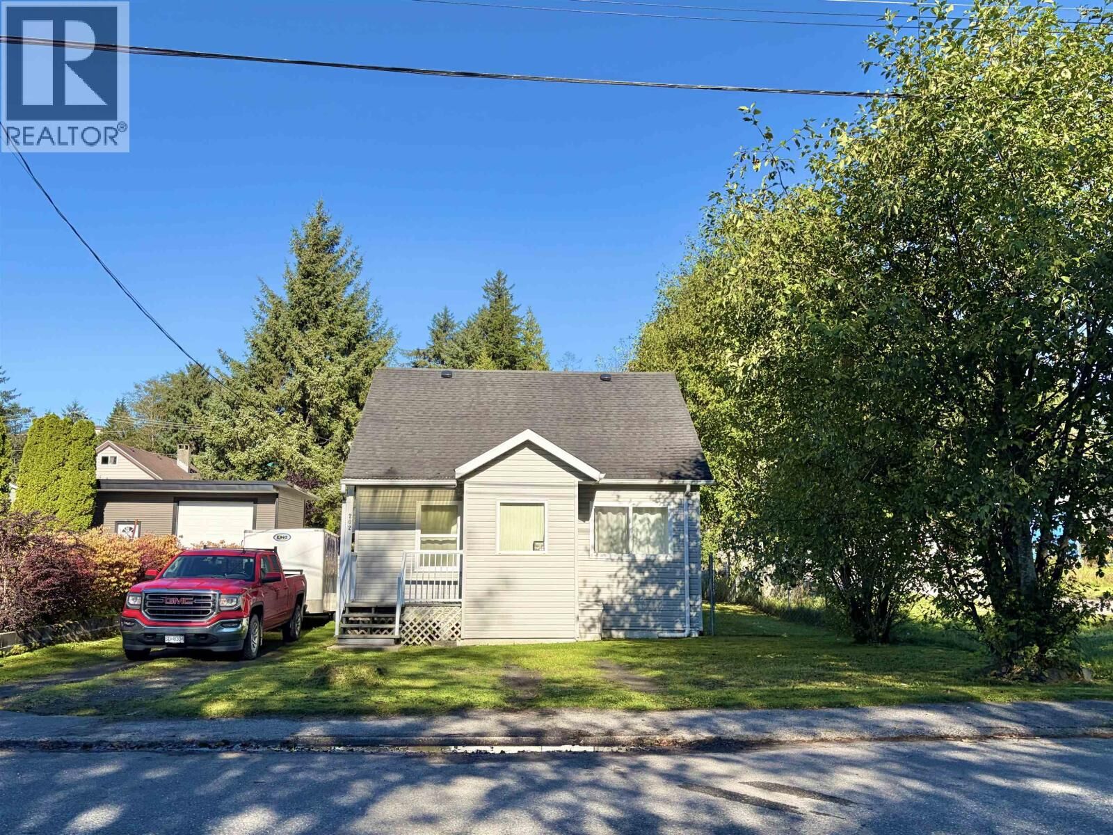 Property Photo:  202 9th Avenue  BC V8J 2S7 