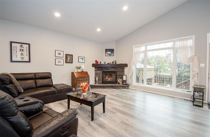 Property Photo:  23 Creekside Boulevard  MB R1A 1H6 