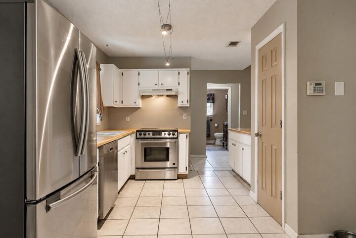 Property Photo:  2005 Commodore Drive  FL 32566 