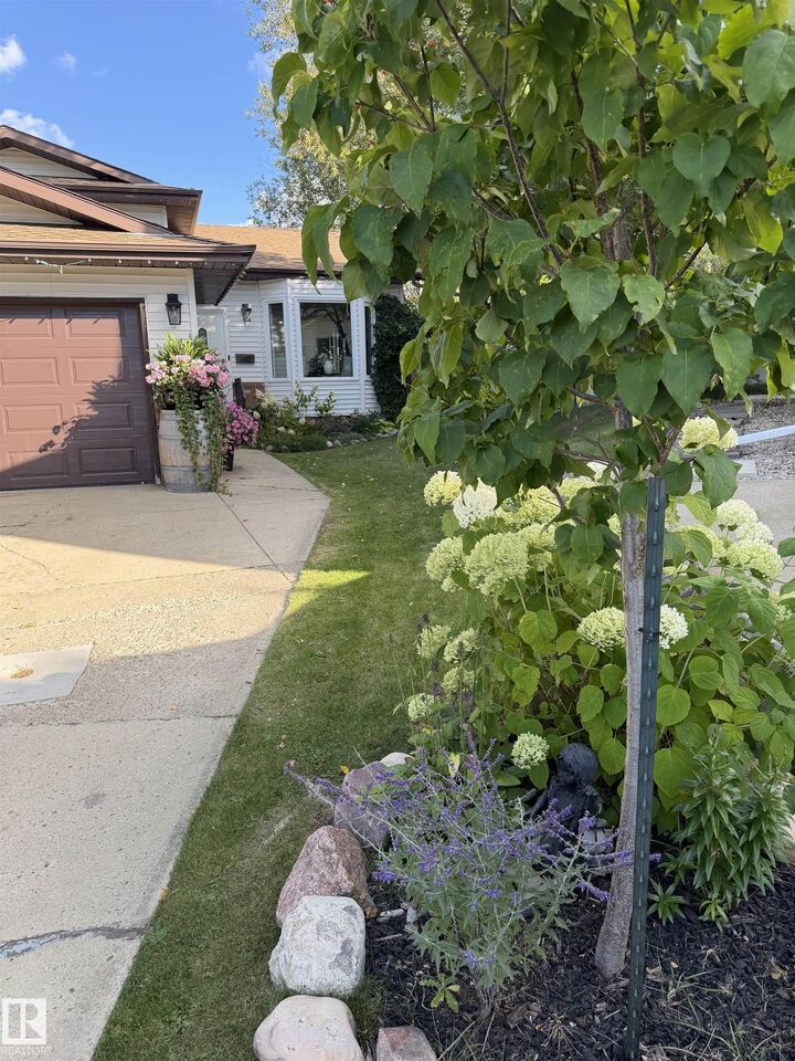 Property Photo:  5 Chelsea Manor  AB T8H 1E2 