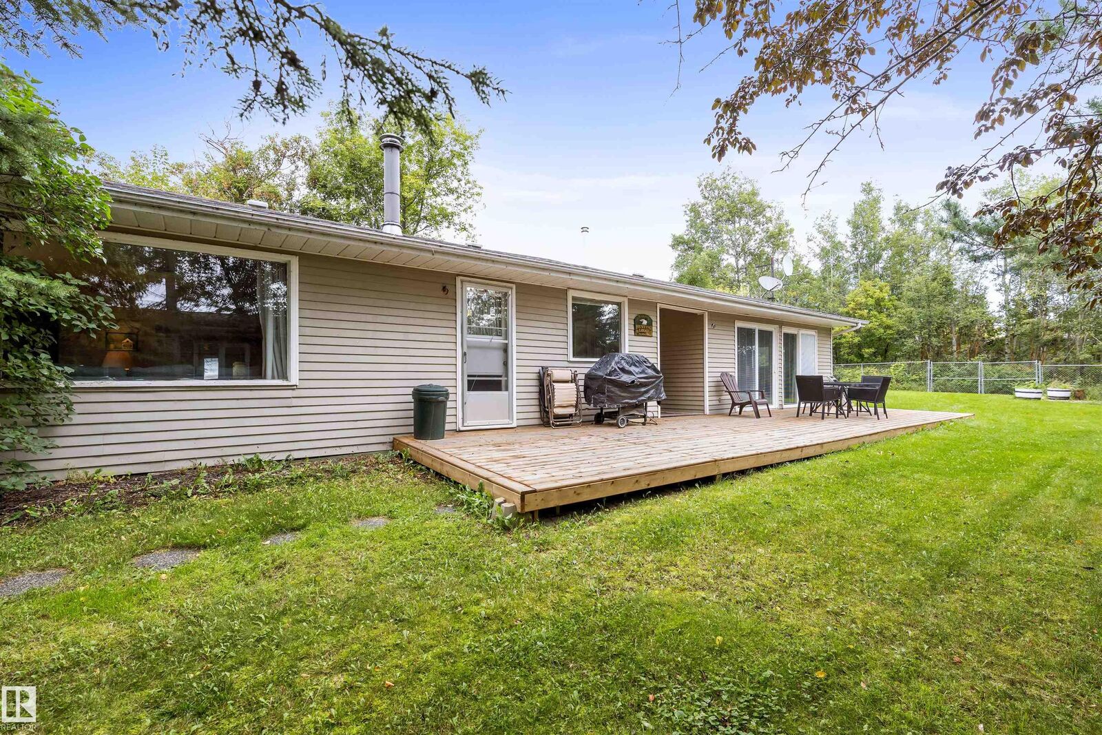 Property Photo:  522 5 Street  AB T0E 1A0 