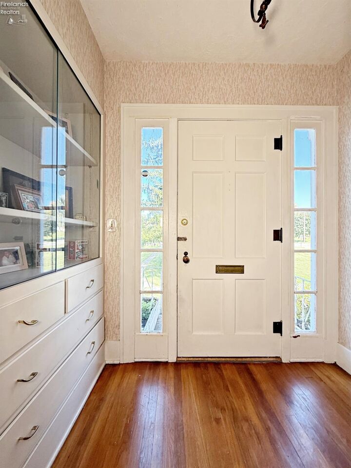 Property Photo:  387 W Market St  OH 44883 