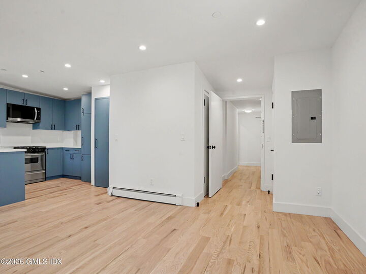 Property Photo:  18-20 Greenwich Avenue 3-1  CT 06830 