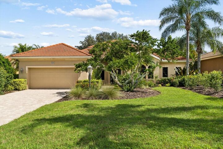 Property Photo: 7047 Vilamoura Place FL 34202